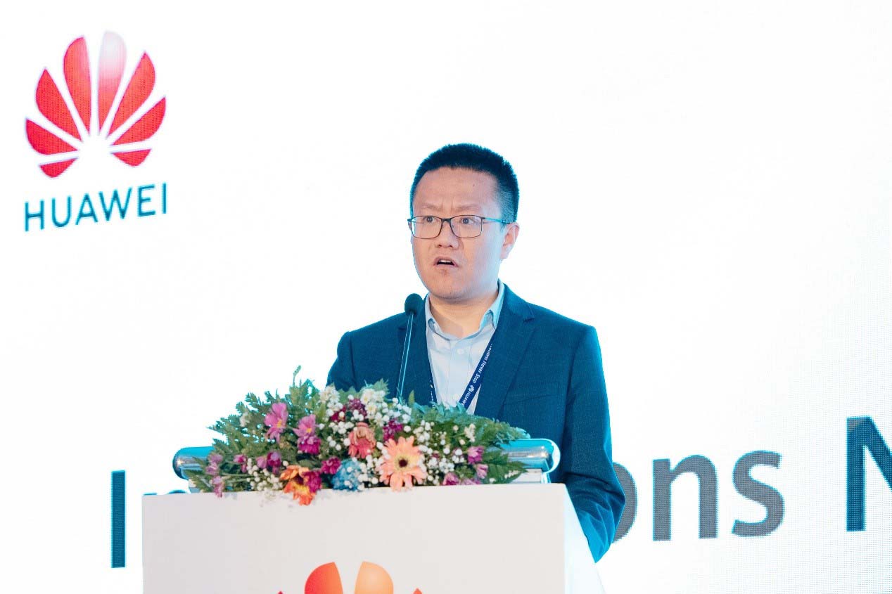 Zuo Meng, President of the Metro Router Domain of Huawei's Data Communication Product Line, delivers a keynote speech